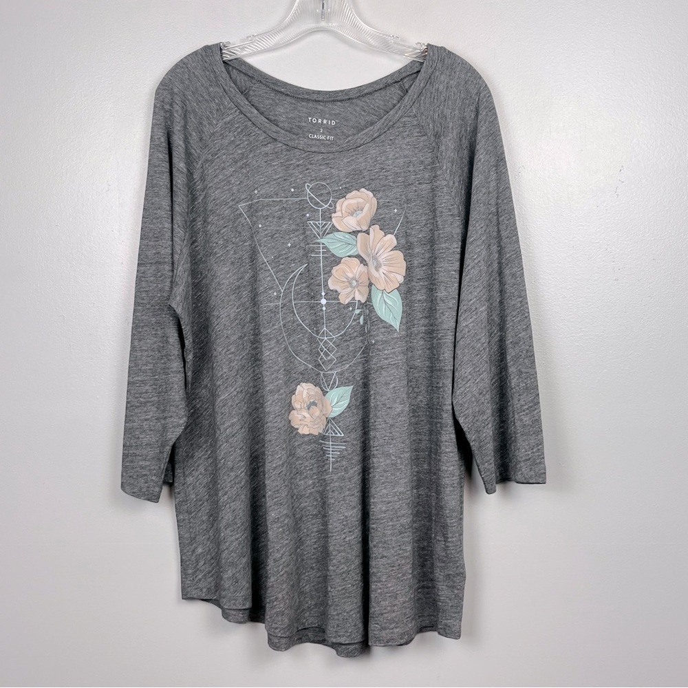 Torrid poly cotton blend Classic Fit gray floral celestial 3/4 sleeve top, 2X.